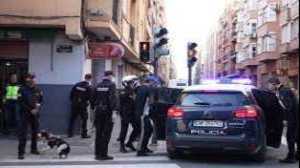 瓦伦西亚街区治安恶劣 两百警员大规模出动搜捕犯罪分子
