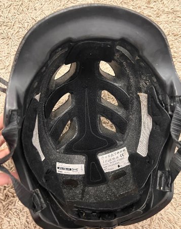 出一个滑板车自行车头盔15欧，没 ...