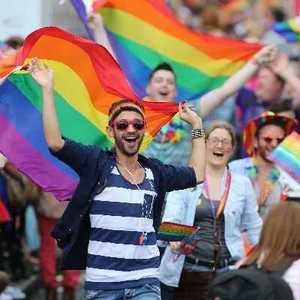 华人小心！马德里、巴塞将举行同性恋“骄傲节”大游行，数万人参加！全部不戴口罩！ ...